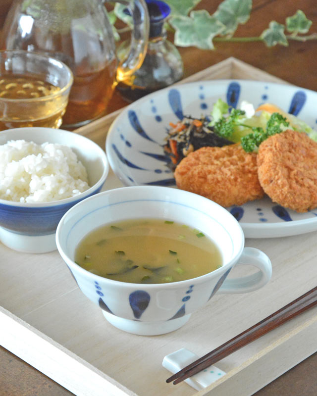 砥部焼　あまつぶのスープカップに味噌汁を