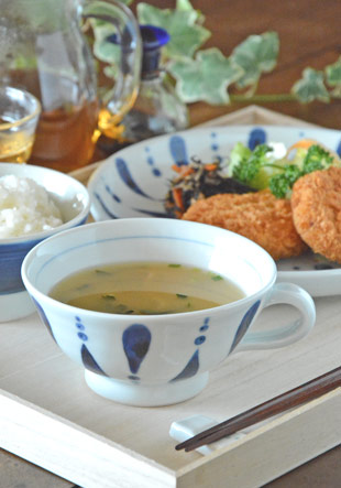 砥部焼・陶房遊　あまつぶのスープカップに味噌汁を