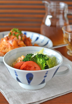 砥部焼・陶房遊　あまつぶのスープカップにサラダを