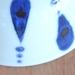 砥部焼・陶房遊　あまつぶのスープカップの絵付け