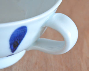 砥部焼・陶房遊　あまつぶのスープカップの持ち手