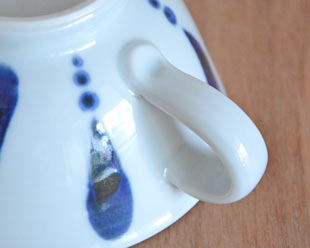 砥部焼・陶房遊　あまつぶのスープカップの持ち手部分
