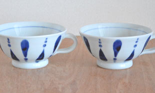 砥部焼・陶房遊　あまつぶのスープカップを並べて