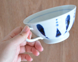 砥部焼・陶房遊　あまつぶのスープカップを手に持って