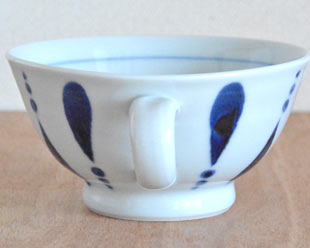 砥部焼・陶房遊　あまつぶのスープカップの持ち手側