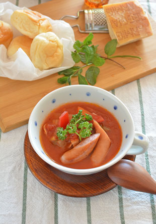砥部焼・陶房遊　ブループラネットのスープカップにトマトスープを