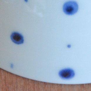 砥部焼・陶房遊　ブループラネットのスープカップの絵付け