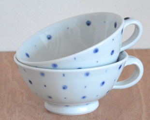 砥部焼・陶房遊　ブループラネットのスープカップを重ねて