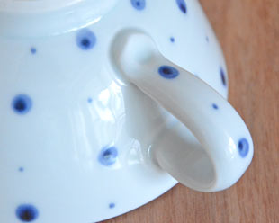 砥部焼・陶房遊　ブループラネットのスープカップの持ち手