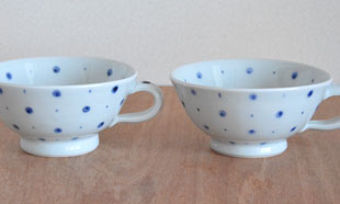 砥部焼・陶房遊　ブループラネットのスープカップを並べて