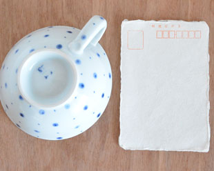 砥部焼・陶房遊　ブループラネットのスープカップをはがきと比較して