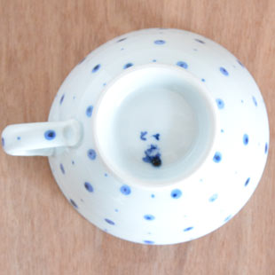 砥部焼・陶房遊　ブループラネットのスープカップの底面