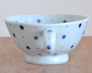 砥部焼・陶房遊　ブループラネットのスープカップの持ち手側