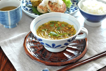 砥部焼・陶房遊　ブルーリーフのスープカップに春雨スープを