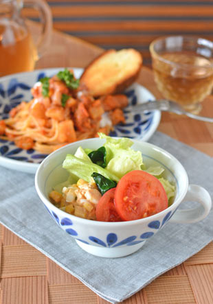 砥部焼・陶房遊　ブルーリーフのスープカップにサラダを