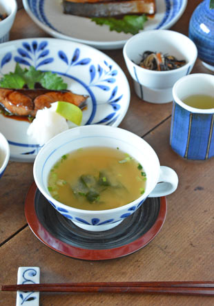砥部焼・陶房遊　ブルーリーフのスープカップに味噌汁を