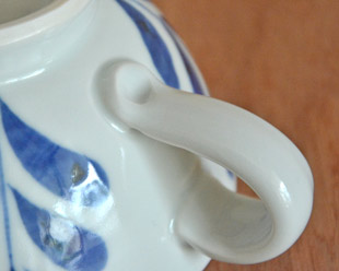 砥部焼・陶房遊　ブルーリーフのスープカップの持ち手