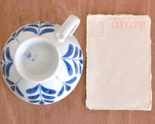 砥部焼・陶房遊　ブルーリーフのスープカップをはがきと比較して