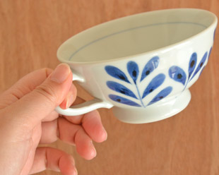 砥部焼・陶房遊　ブルーリーフのスープカップを手に持って