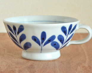 砥部焼・陶房遊　ブルーリーフのスープカップを横から見て