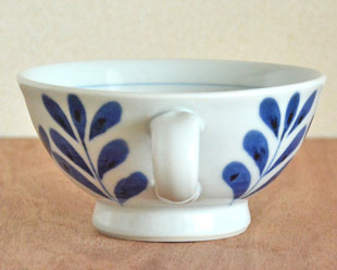 砥部焼・陶房遊　ブルーリーフのスープカップの持ち手側