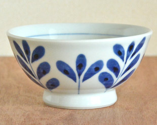 砥部焼・陶房遊　ブルーリーフのスープカップを横から見て