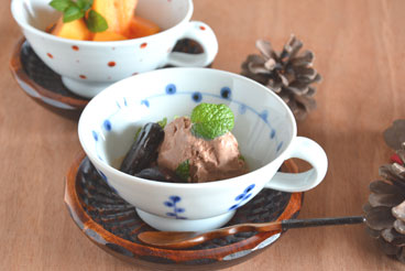 砥部焼・陶房遊　キノミナノのスープカップにアイスを