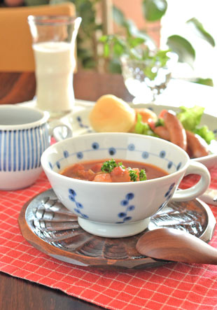 砥部焼・陶房遊　キノミナノのスープカップにトマトスープを