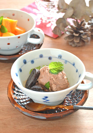 砥部焼・陶房遊　キノミナノのスープカップにアイスを