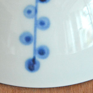 砥部焼・陶房遊　キノミナノのスープカップの絵付け