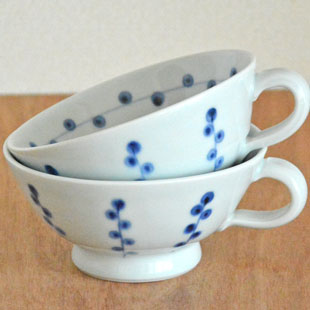 砥部焼・陶房遊　キノミナノのスープカップを重ねて