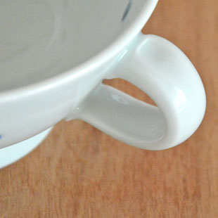 砥部焼・陶房遊　ブルーリーフのスープカップの持ち手