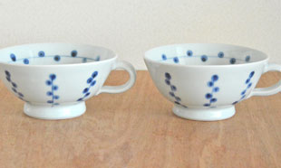 砥部焼・陶房遊　キノミナノのスープカップを並べて