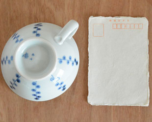 砥部焼・陶房遊　キノミナノのスープカップをはがきと比較して