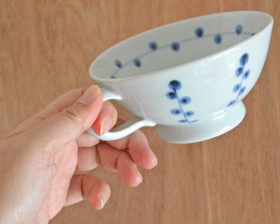 砥部焼・陶房遊　キノミナノのスープカップを手に持って