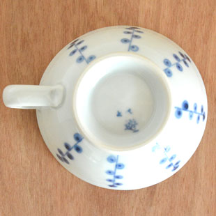 砥部焼・陶房遊　キノミナノのスープカップの底面