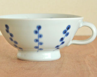 砥部焼・陶房遊　キノミナノのスープカップを横から見て