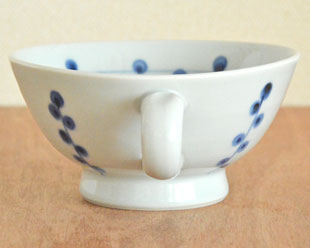 砥部焼・陶房遊　キノミナノのスープカップの持ち手側