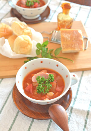 砥部焼・陶房遊　レッドプラネットのスープカップにトマトスープを