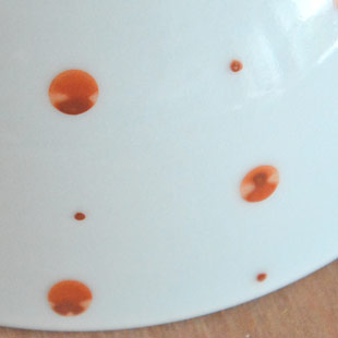 砥部焼・陶房遊　レッドプラネットのスープカップの絵付け