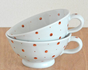 砥部焼・陶房遊　レッドトプラネットのスープカップを重ねて