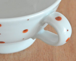 砥部焼・陶房遊　レッドプラネットのスープカップの持ち手