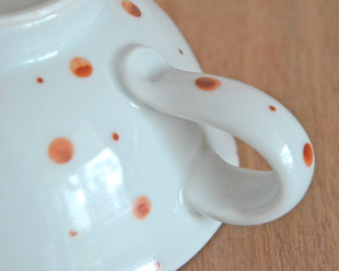 砥部焼・陶房遊　レッドプラネットのスープカップの持ち手