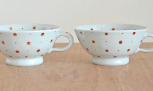 砥部焼・陶房遊　レッドプラネットのスープカップを並べて