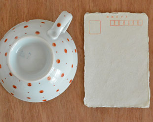 砥部焼・陶房遊　レッドプラネットのスープカップをはがきと比較して