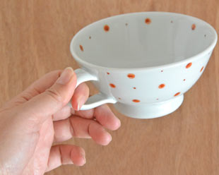 砥部焼・陶房遊　レッドプラネットのスープカップを手に持って