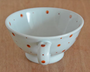 砥部焼・陶房遊　レッドプラネットのスープカップの持ち手側