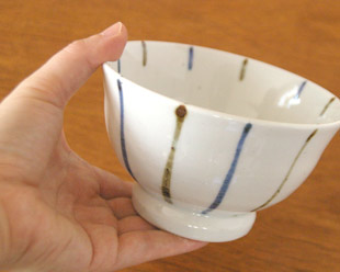 砥部焼・陶房遊　とくさ紋の深茶碗を手に持って