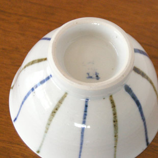 砥部焼・陶房遊　とくさ紋の深茶碗の底面