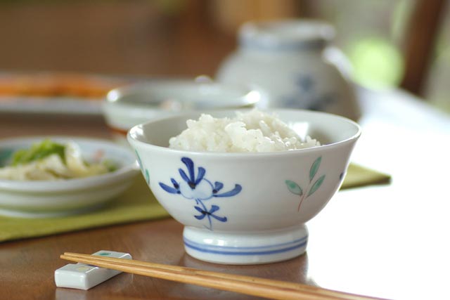 砥部焼・陶房遊　花ちらしの茶碗(大)